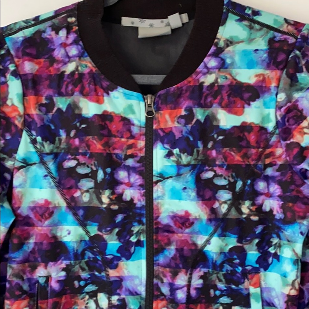 Beautiful rare floral print Athleta jacket. Size M